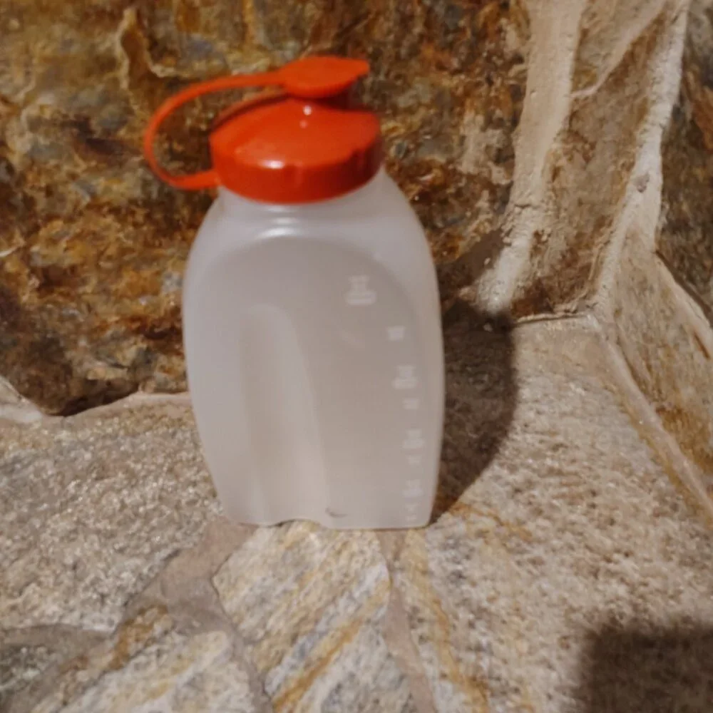 Rubbermaid 2 Quart Servin Saver Drink Beverage Pitcher Jug Bottle Red Maroon Lid
